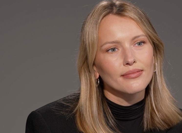 Duševní problémy trápí čím dál více lidí a stává se z nich celospolečenský fenomén. Novinářka Linda Bartošová vyzpovídala devět osobností, které zasáhly různé diagnózy – od vyhoření přes poruchu příjmu potravy až po deprese a úzkostné poruchy. Rozhovory s nimi vydala v knížce Jako by mě opustila všechna síla, o níž byl další díl podcastu Lit.