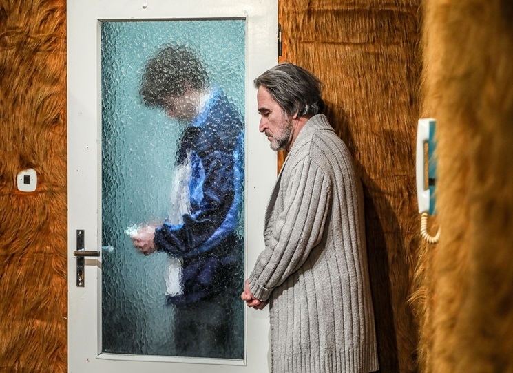 Tichý rozhovor mezi otcem a synem. Dopisy, které si v posledních měsících života vyměnil Dežo Ursiny (1947–1995) se svým tehdy sedmnáctiletým synem Jakubem. Jedinečný dialog o těch nejpodstatnějších otázkách života a smrti, která je vždy nebezpečně blízko. Dopisy sice putovaly jenom z jedné místnosti do druhé, ale svůj účel naplnily. Foto z brněnské dramatizace Husy na provázku.